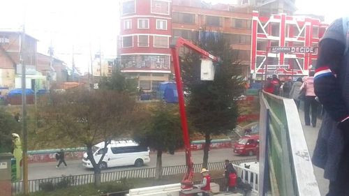 Alcaldía poda un árbol que malos vecinos convirtieron en un basurero cerca de la Ceja