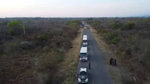 Trasladan a Santa Cruz seis camiones retenidos con mercadería de contrabando