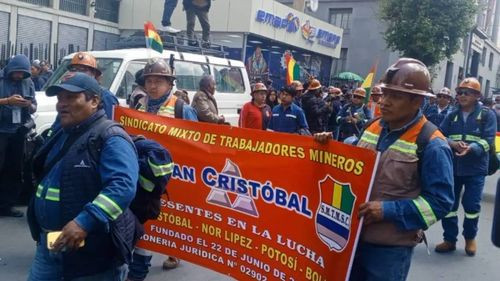 Mineros asalariados colapsan el centro de La Paz, instalan vigilia y exigen reunión con el Gobierno