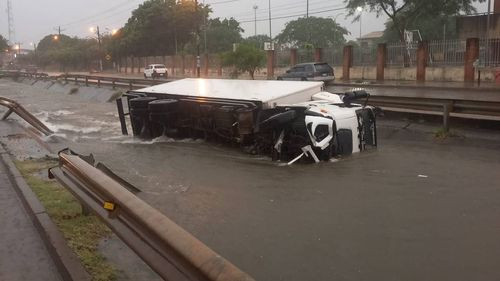Vehículo cae a un canal en la Av. 3 Pasos al Frente