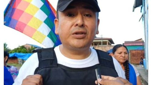 Vestido con chaleco antibalas, el diputado evista desafía al ministro Del Castillo a detener a Evo cuando vaya al TSE