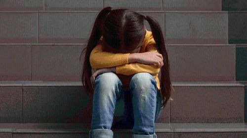 Madre le dio pastillas para dormir a su hija de 12 años para luego irse a bailar