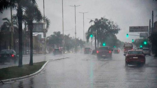 Intensa lluvia sorprende a vecinos de Santa Cruz y complica el tránsito antes de las elecciones
