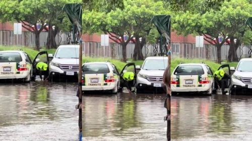 Policía engrampa un vehículo en plena lluvia en Santa Cruz