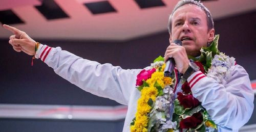 Tuto Quiroga inicia jornada electoral acompañando a Velasco y votará en La Paz