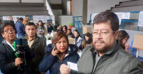 Samuel Doria Medina vota en La Paz y se compromete a apoyar al ganador de la segunda vuelta