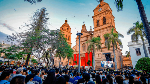 Santa Cruz celebra 215 años de gesta libertaria en medio de la expectativa por la segunda vuelta electoral 