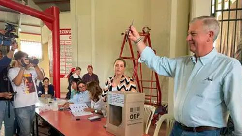 Branko emite su voto y pide  asistencia masiva en las mesas de  sufragio