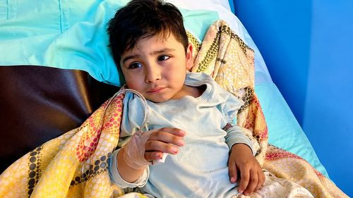 Buscan con urgencia a familiares de niño que sobrevivió a trágico accidente de tránsito