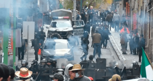 Protesta de maestros en la paz deriva en enfrentamientos con la policía