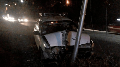 Accidente En La Paz: Vehículo Impacta Contra Poste En La Zona IV Centenario