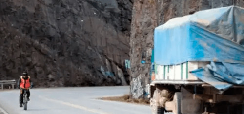 Lluvias y deslizamientos ponen en riesgo carreteras en la paz