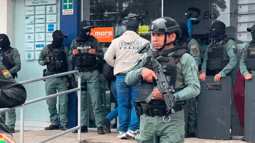 Sujeto armado con máscara de payaso atraca entidad financiera en La Guardia