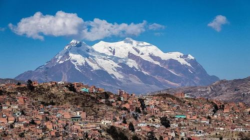 La Paz presenta agenda oficial del mes aniversario con ferias, festivales y actos cívicos