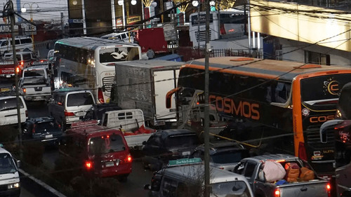A un mes del Estado de excepción, persisten las filas por diésel y la crisis continúa