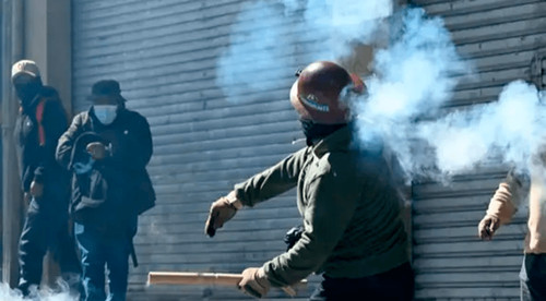 Mineros y policías se enfrentan en inmediaciones de plaza murillo
