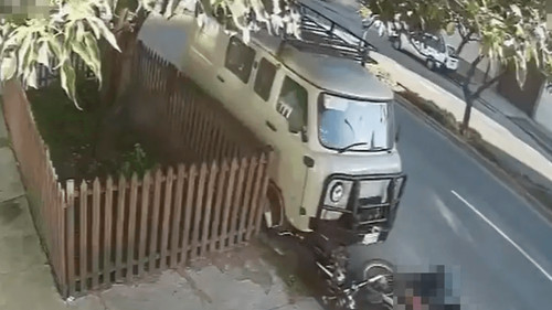 Cámara capta choque entre vehículo y motocicletas: hay cuatro heridos