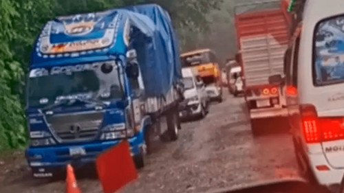 Habilitan un carril en la vía nueva Cochabamba Santa Cruz tras derrumbe