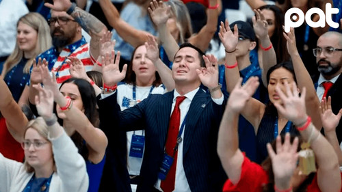 Conmemoración de Charlie Kirk reúne a figuras políticas y miles de personas en Arizona