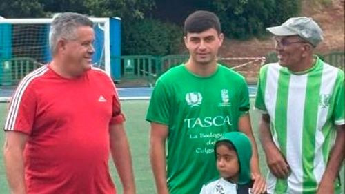 Pedri rinde homenaje a su abuelo  jugando para el equipo de su pueblo