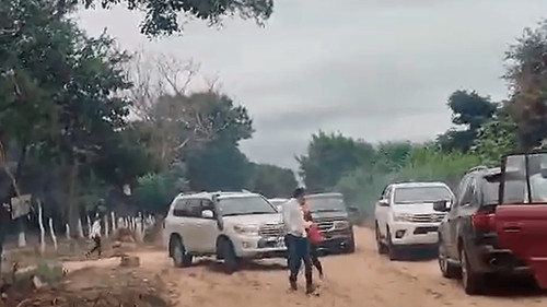 Concejales cruceños son agredidos durante inspección en predios presuntamente avasallados