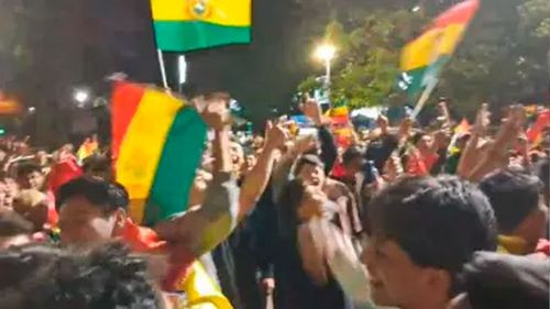 Hinchas bolivianos celebran en las calles histórica clasificación al repechaje