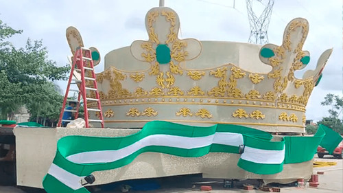 El escudo cruceño cobra vida en el  majestuoso carro de la Reina del  Corso