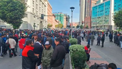 Transporte libre bloquea el centro paceño por denuncias sobre la calidad de la gasolina