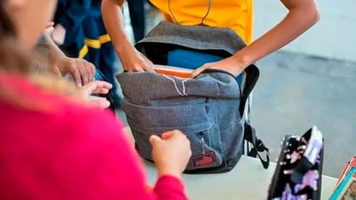 Padres piden control de mochilas y más diálogo familiar ante aumento de violencia escolar