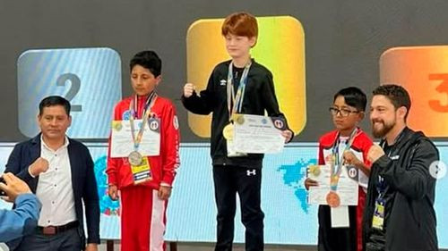 Josué Castedo gana triple oro en el Sudamericano de Kick Boxing