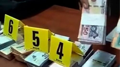 Devuelven billetes del avión siniestrad o y detienen a joven con Bs 71.400 en  El Alto