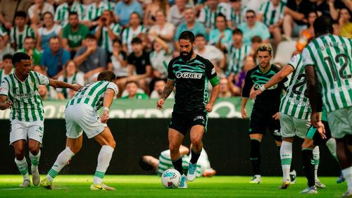 El Betis vence con apuros al Córdoba  en un amistoso con fallos de luz y  emoción