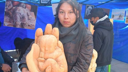 Universitaria de Artes Plásticas retrata una “infancia sin abrigo” con su escultura