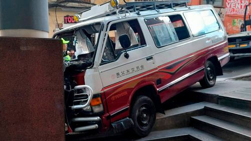 Minibús impacta vivienda en Cotahuma y deja daño estructural en La Paz