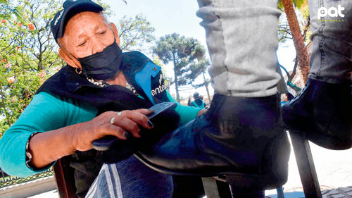 Lustrabotas de Santa Cruz enfrentan difícil realidad económica y luchan por su sustento diario