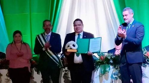 Fiscal General del Estado recibe reconocimiento al mérito cruceño