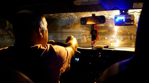 Adolescente agrede a taxista en Santa Cruz y se investiga posible influencia de juego en línea