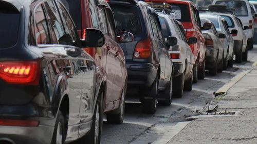 Hombre sorprendido robando en fila de combustible recibe golpiza en El Alto