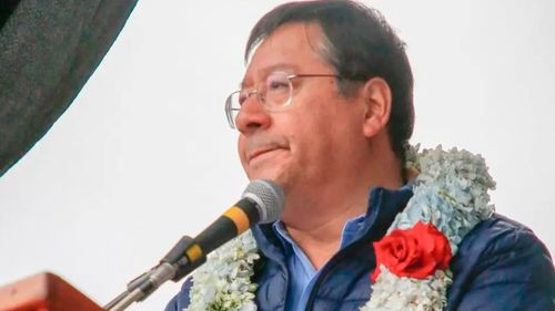 Arce promulga ley para garantizar abastecimiento de combustibles