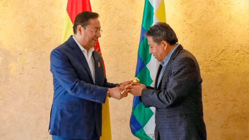 Luis Arce entrega el bastón de mando a David Choquehuanca antes de viajar a Uruguay