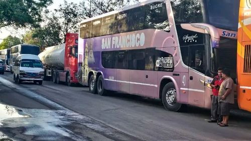 Choferes pasan días en filas por diésel y denuncian agotamiento