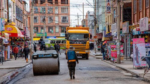Alcaldía inicia bacheo de avenida Junín en Villa Adela