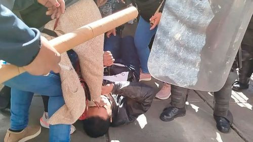 Policía dispersa con gas a maestros crucificados frente al Ministerio de Educación