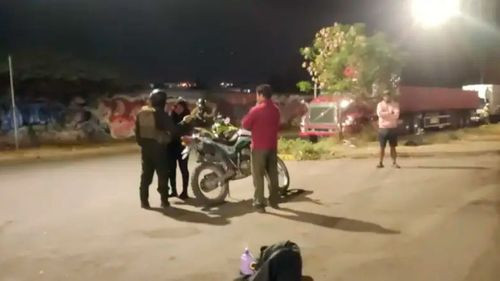 Vehículo retrocede sin precaución y hiere a una oficial en Cochabamba