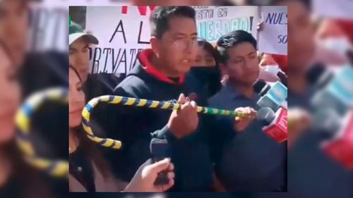 Jóvenes afines a Edman Lara piden el “retiro” de Jorge Tuto Quiroga con un peculiar regalo