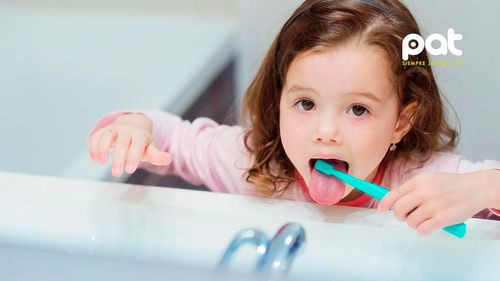 Limpiarse la lengua todos los días: los 7 motivos que destacan los expertos