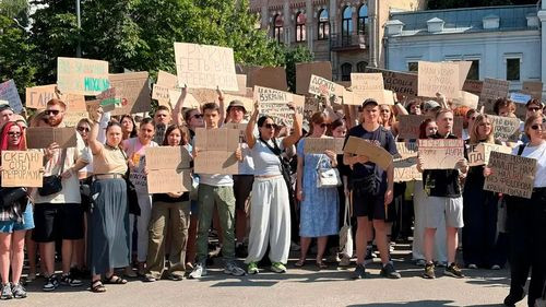 Protestas en Ucrania por la salida del ministro de Defensa