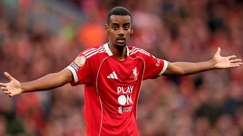 Isak no levanta cabeza y preocupa  en el Liverpool