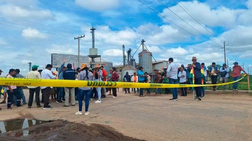 Productores de arroz instalan bloqueo en puente de Montero