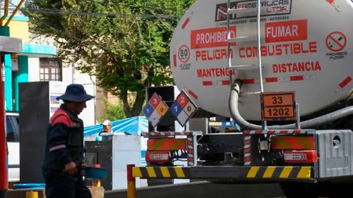 Surtidores alertan 40% menos de combustible en Santa Cruz